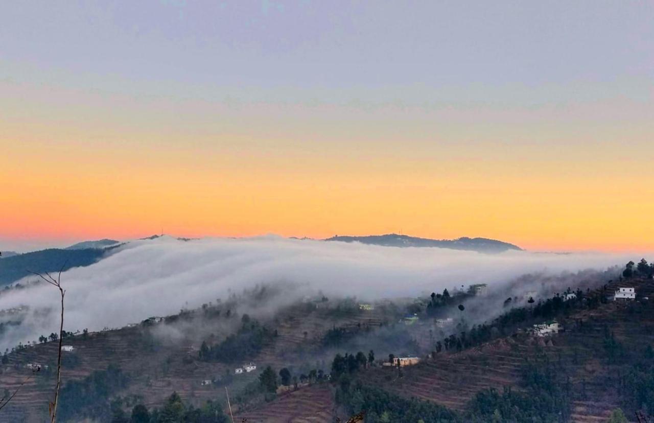 Chirping Orchard, Mukteshwar Bed & Breakfast エクステリア 写真